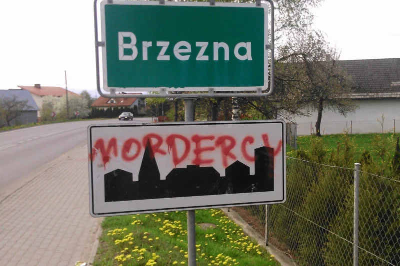Napis we wsi Brzezna, gdzie wiosną ubiegłego roku rodzice zagłodzili na śmierć swoja sześciomiesięczną córkę.