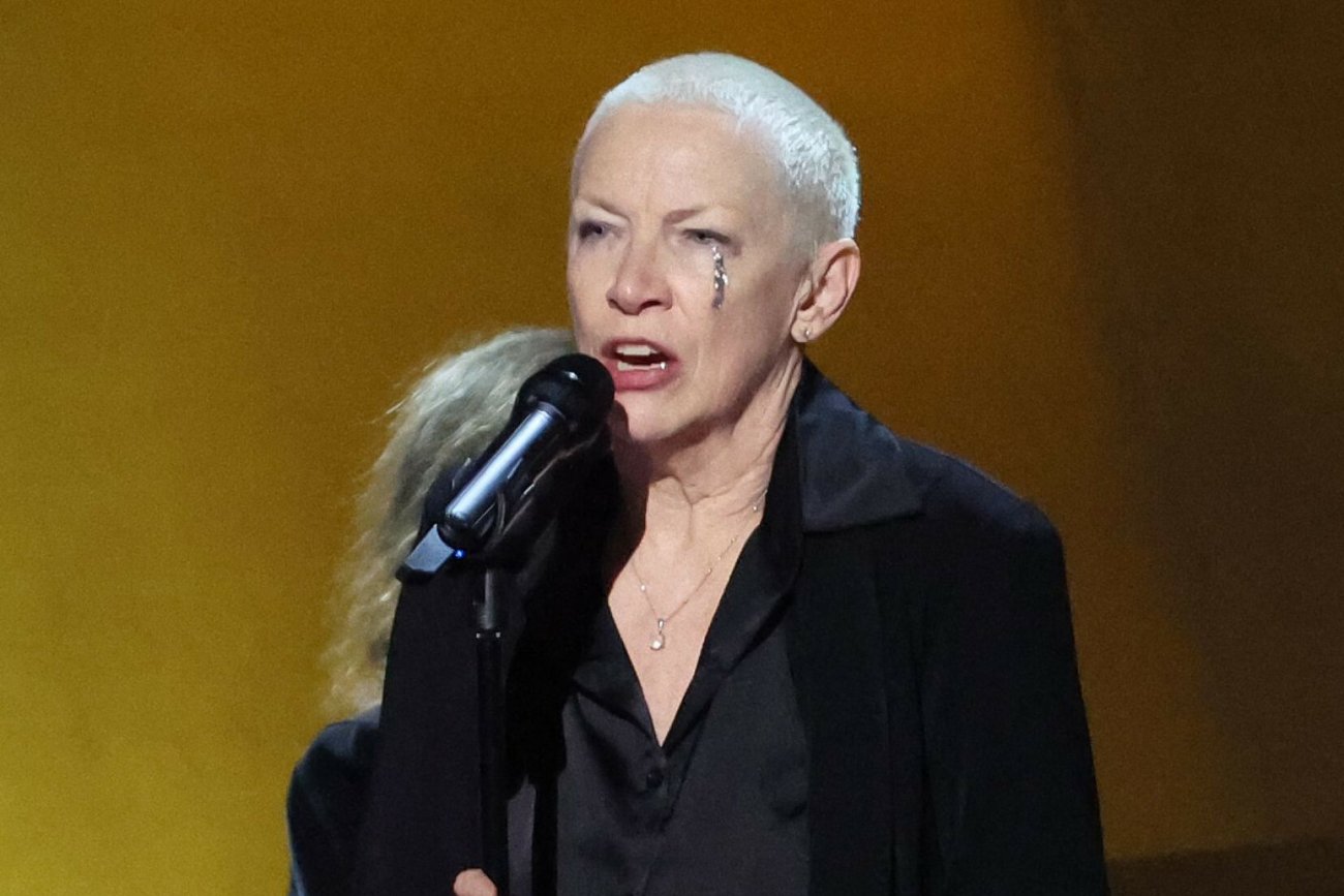 Annie Lennox zaśpiewała "Nothing Compares 2 U" na gali Grammy.