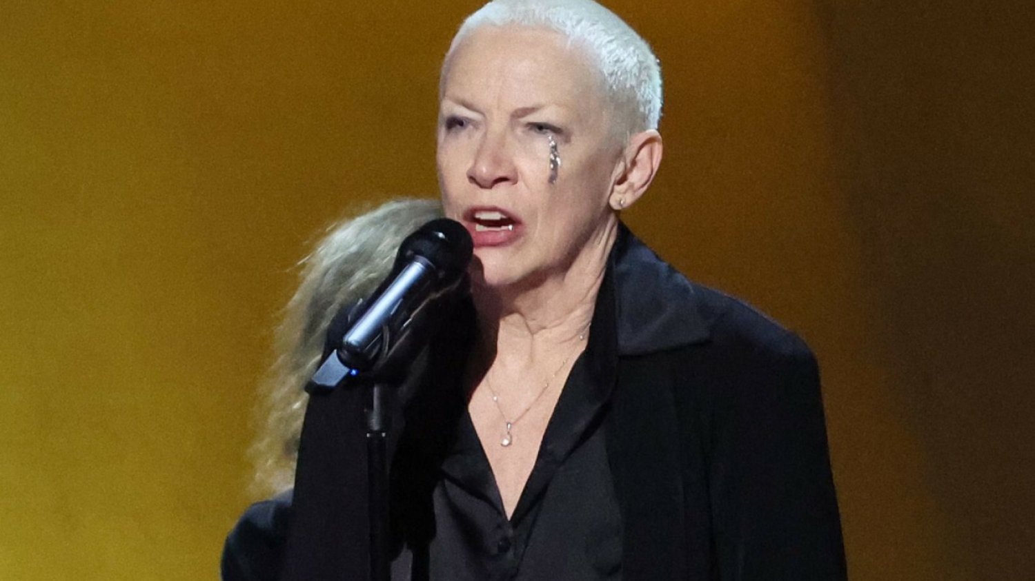 Annie Lennox zaśpiewała "Nothing Compares 2 U" na gali Grammy. Annie Lennox zaśpiewała "Nothing Compares 2 U" na gali Grammy.