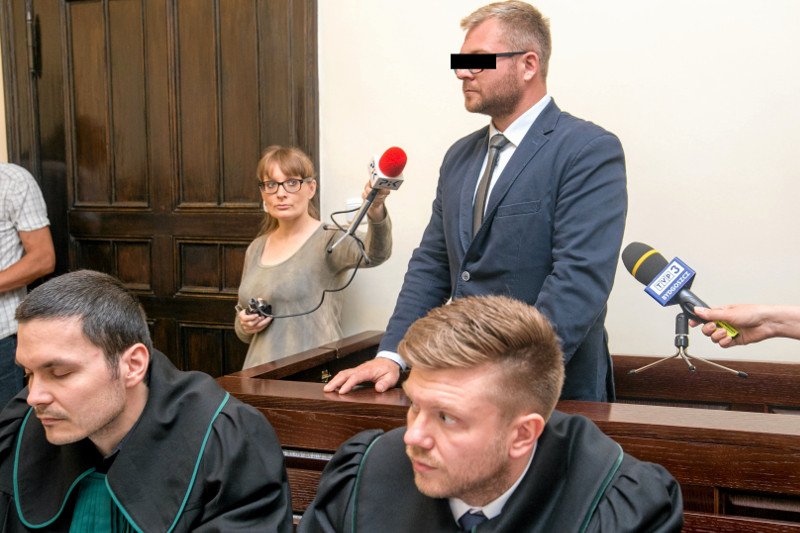 Radny PiS z Bydgoszczy Rafał P. odpowiada przed sądem za to, że bił i poniżał swoją żonę.
