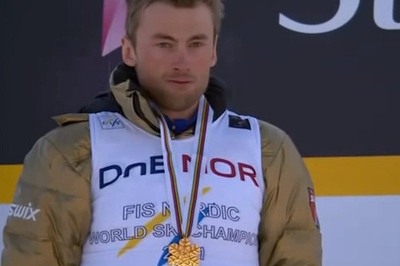 Petter Northug to mistrz olimpijski. Ale może wszystko stracić przez uderzenie w barierkę.