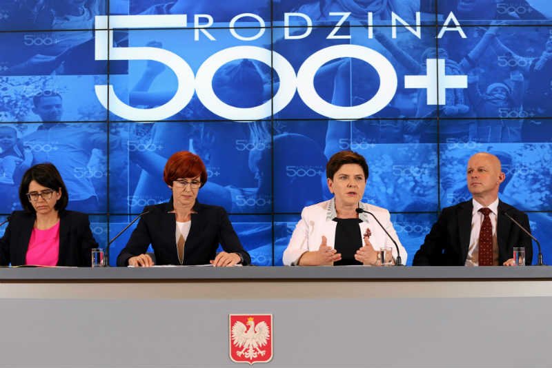 Rząd będzie musiał dorzucić do programu 500+ co najmniej pół miliarda złotych.