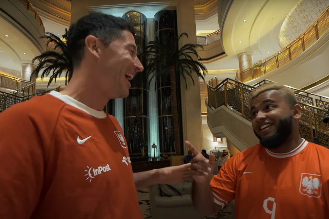 Robert Lewandowski w towarzystwie słynnego w mediach społecznościowych kibica, złożył wiążącą deklarację.