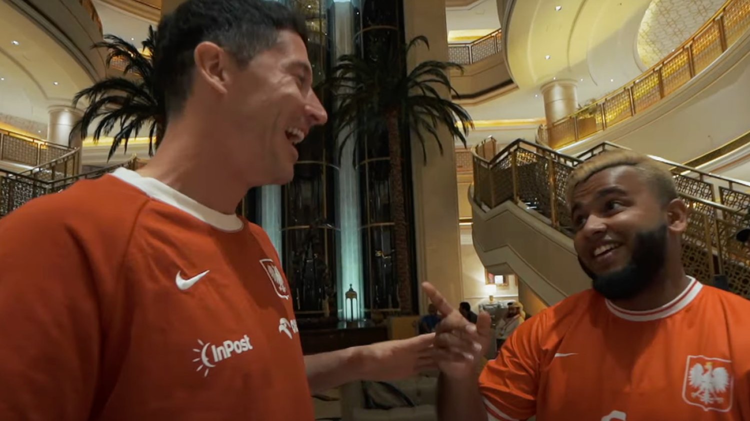 Robert Lewandowski w towarzystwie słynnego w mediach społecznościowych kibica, złożył wiążącą deklarację.