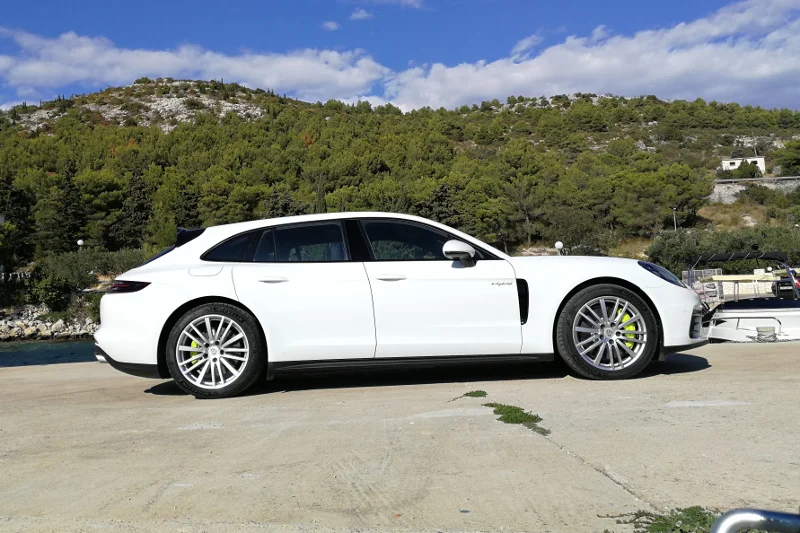 Ceny Porsche Panamera Sport Turismo w najtańszej wersji zaczynają się od blisko 450 tys. złotych.