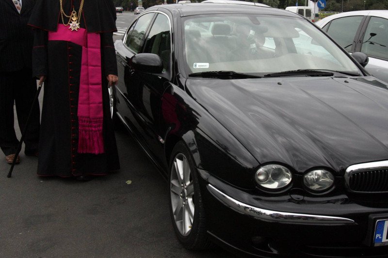 Lotos w ciągu ostatnich trzynastu lat wydał ponad dwa tysiące kart zniżkowych duchownym. Na rabaty przy zakupie paliwa mogą liczyć też związkowcy. Zdjęcie poglądowe.