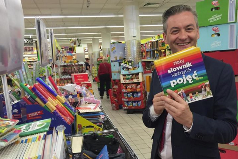Robert Biedroń zdołał kupić kontrowersyjną książeczkę dla dzieci.