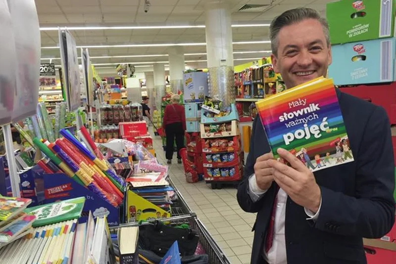 Robert Biedroń zdołał kupić kontrowersyjną książeczkę dla dzieci.