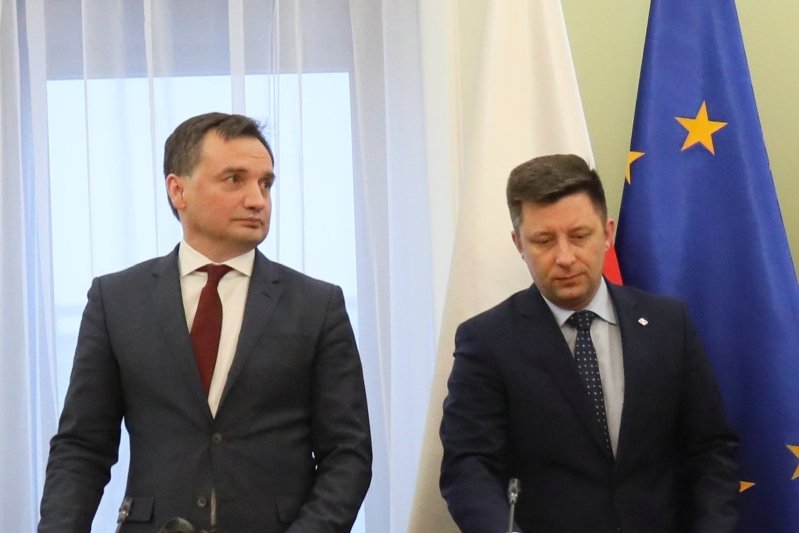 Szczepienia na COVID-19. Spięcie Dworczyka i Ziobry.