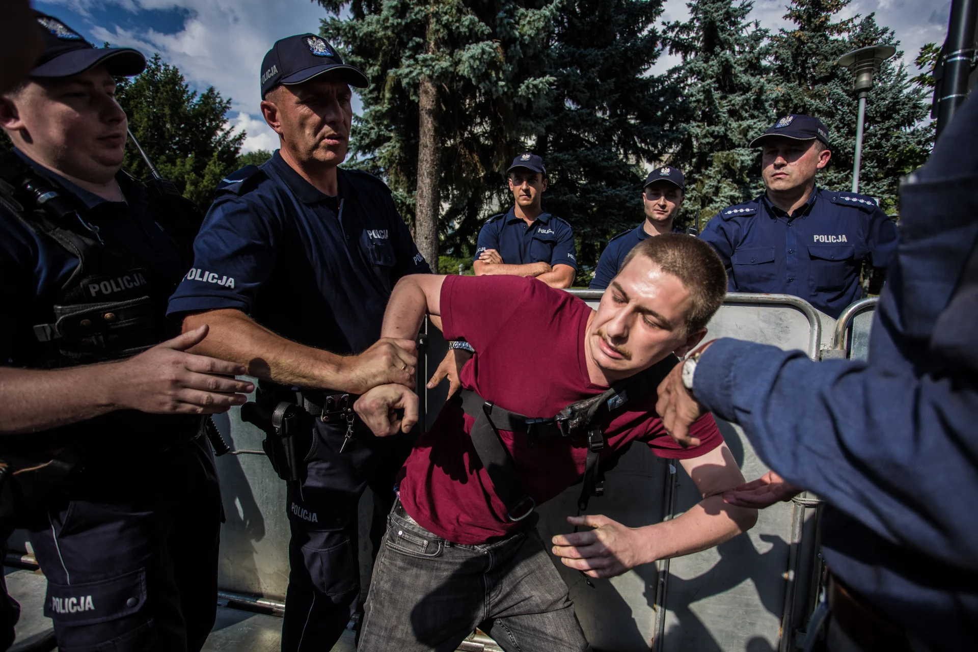 Demonstrujący uważają, że w niektórzy z policjantów przed Sejmem to "przebierańcy".