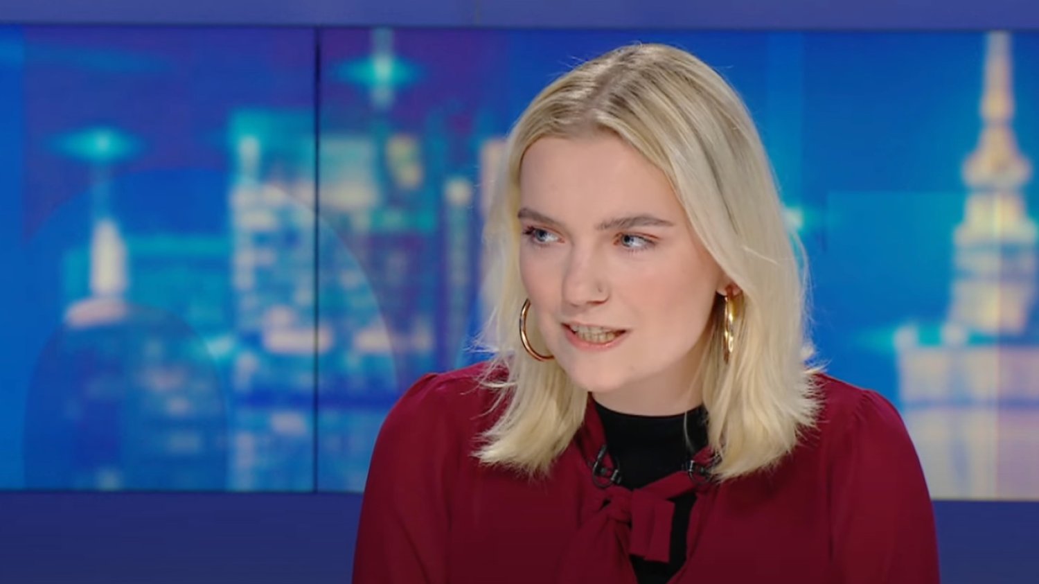 Aktywistka Ostatniego Pokolenia codziennie blokuje Wisłostradę. Ale na wywiad przyjechała...taksówką. Aktywistka Ostatniego Pokolenia przyjechała na wywiad taksówką.