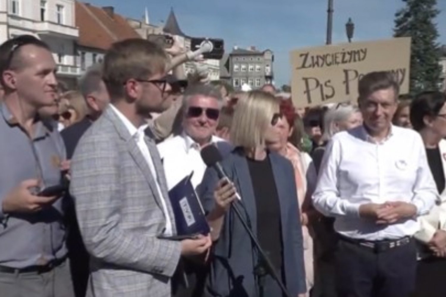 Incydent z TVP na wiecu Tuska. "Jak panu nie wstyd".