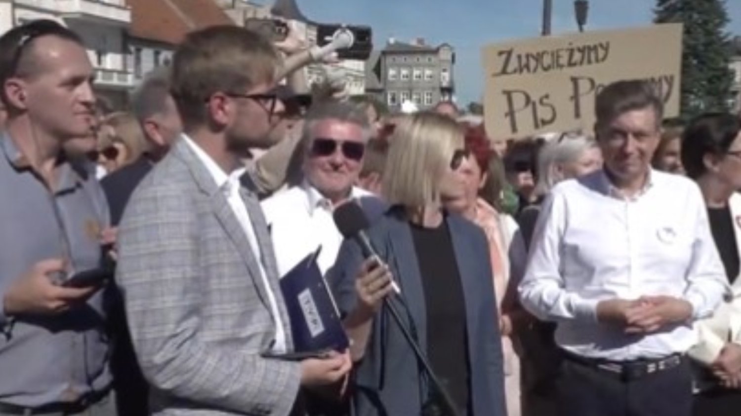 Incydent z TVP na wiecu Tuska. "Jak panu nie wstyd".