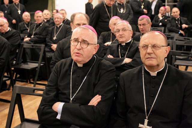 Członkowie Konferencji Episkopatu Polski podczas wizyty w  Muzeum Historii Żydów Polskich POLIN