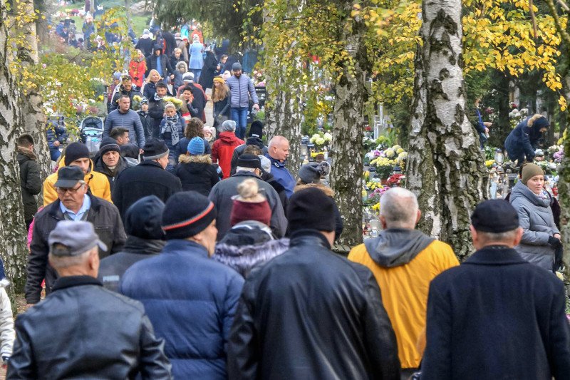 Specjaliści alarmują, że tłumy na cmentarzach, to właściwie pewnik wzrostu zakażeń.