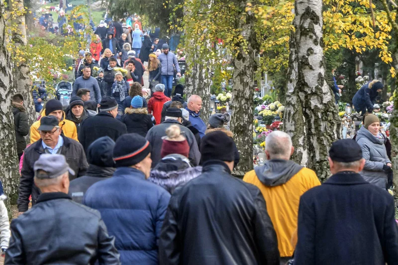Specjaliści alarmują, że tłumy na cmentarzach, to właściwie pewnik wzrostu zakażeń.