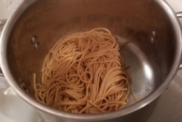 Okazuje się, że prawdopodobnie większość z nas nie wie, jak obchodzić się z durszlakiem, choć pozornie jest to bardzo proste.