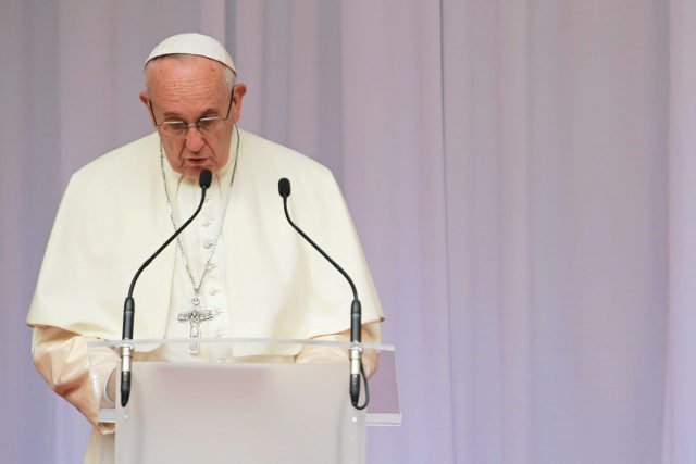 Przy okazji przyjazdu papieża pojawiły się nad trasą S1 antyrządowe transparenty.