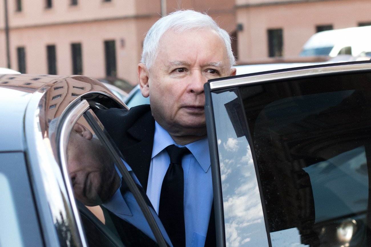 Jarosław Kaczyński jeździ do kancelarii premiera przez zamknięte dla normalnego ruchu Krakowskie Przedmieście i część Nowego Światu, mimo braku odpowiedniej przepustki.