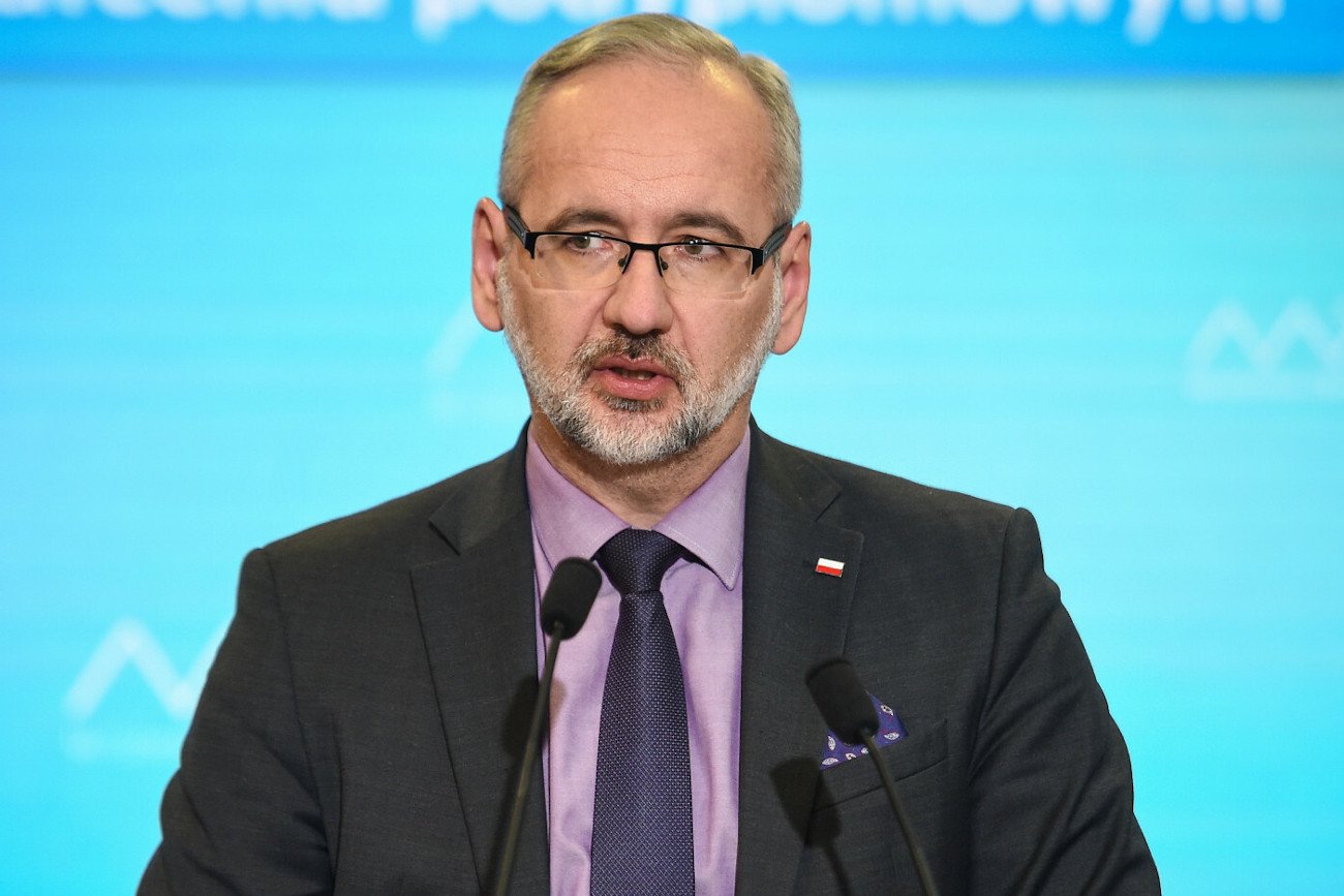 Minister zdrowia Adam Niedzielski wskazał, że w najbliższym czasie możliwe są dwa scenariusze rozwoju pandemii koronawirusa w Polsce.