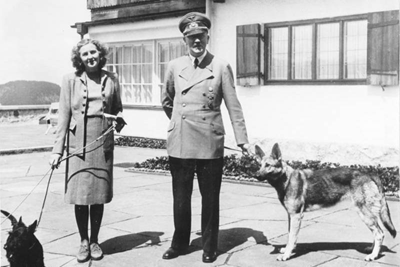 Ewa Braun i Adolf Hitler ze swoimi psami w Berghof