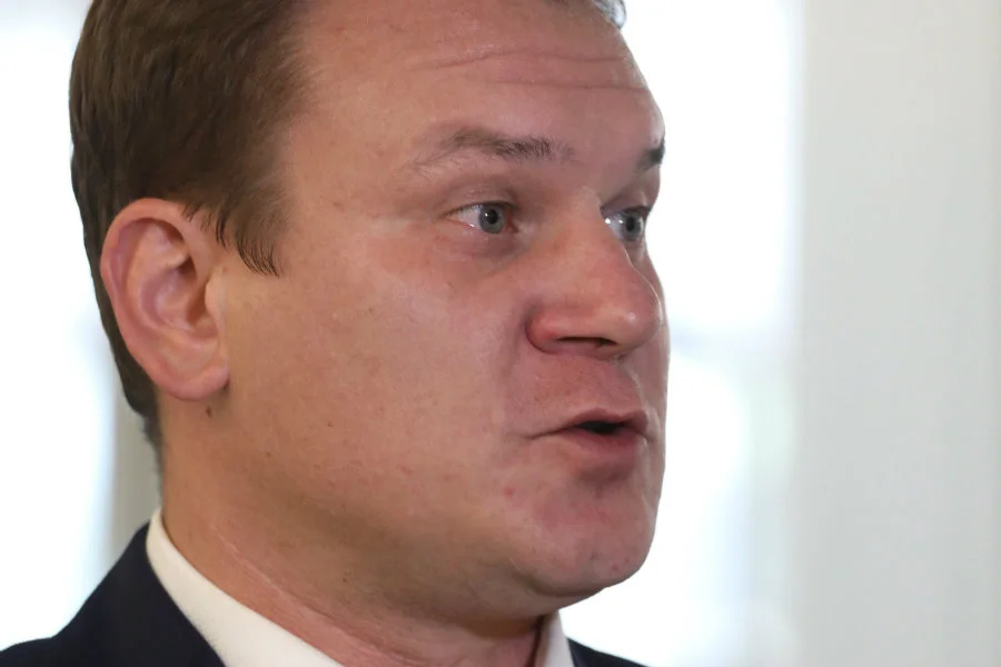 Dominikowi Tarczyńskiemu nie spodobało się słowo "gościni", do tego stopnia, że wyprowadził furiacki atak w kierunku Magdy Biejat, która go użyła.