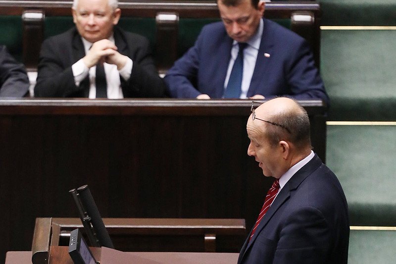 Inwigilacja pielęgniarek miała być koleżeńską przysługą Miklósa Szócski dla Prawa i Sprawiedliwości.