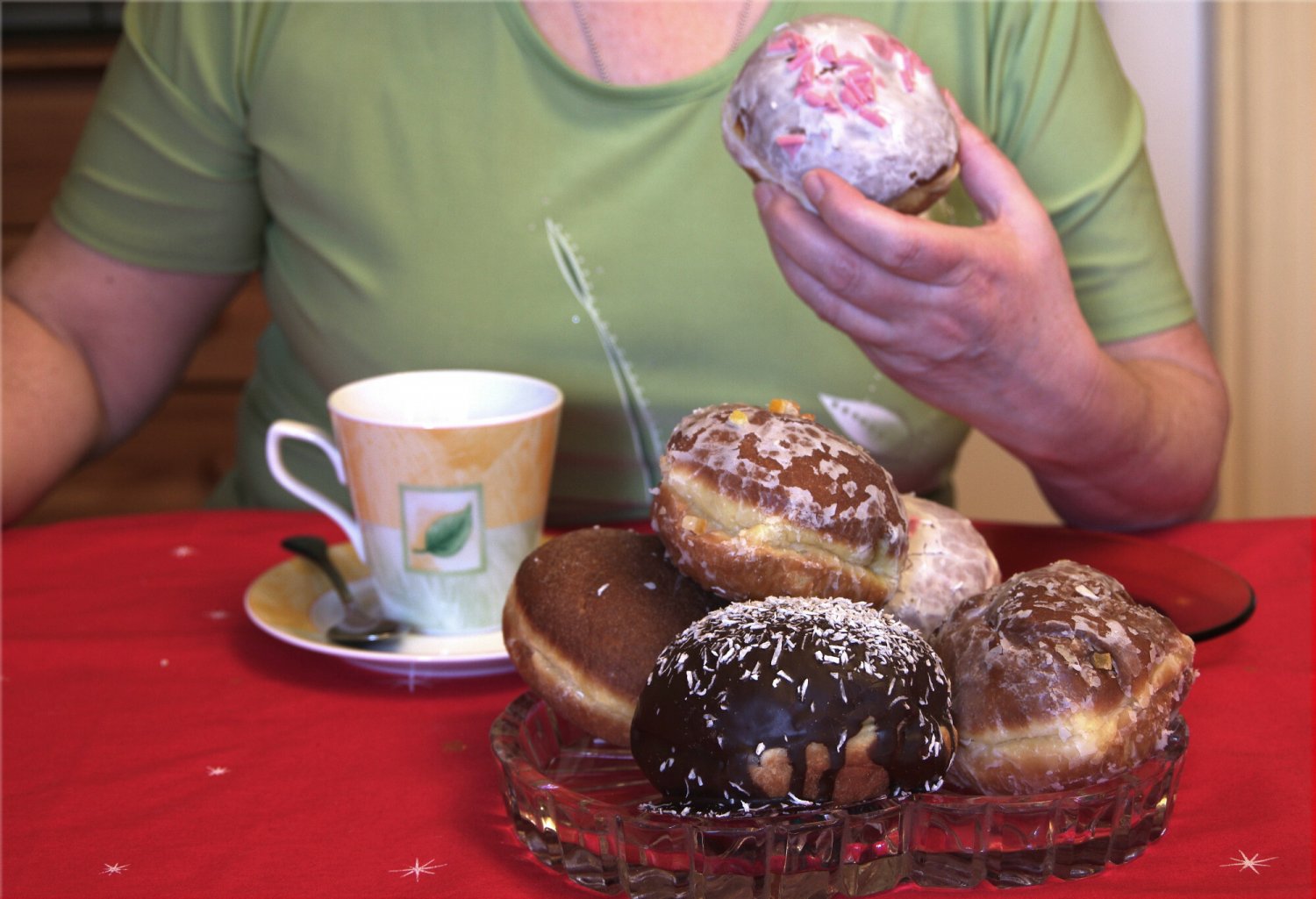 Ile trzeba zjeść pączków, żeby przytyć o 1 kilogram?