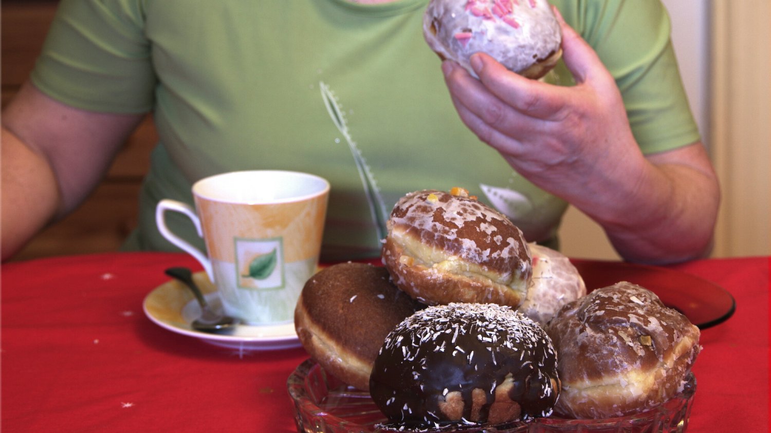 Ile trzeba zjeść pączków, żeby przytyć o 1 kilogram?