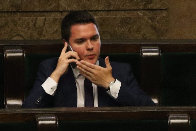 Poseł Łukasz Rzepecki nie po raz pierwszy zagłosował inaczej niż koledzy z PiS. Przekonuje, że to on jest lojalny wobec wyborców, bo trzyma się programu partii.