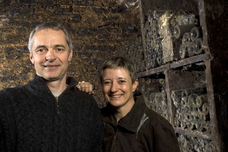 Francois Mikulski z żoną Marie Pierre w piwnicy winnicy.