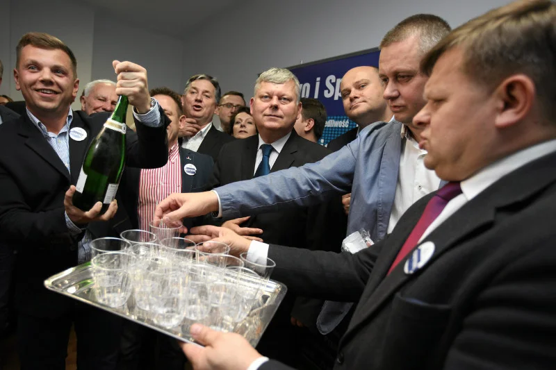 Posłowie Marek Suski i Andrzej Kosztowniak w radomskiej siedzibie PiS podczas ogłaszania wyników wyborów parlamentarnych w 2015 r.