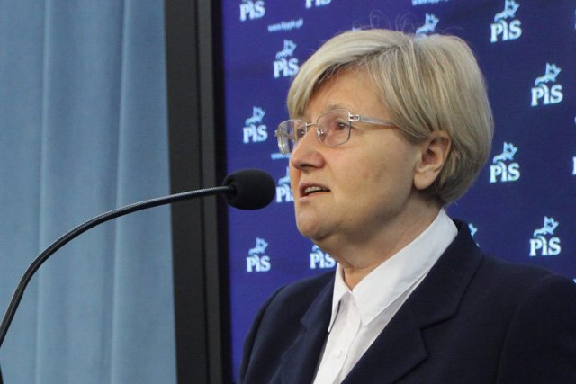 Józefa Hrynkiewicz domaga się przeprowadzenia czystki w urzędach.