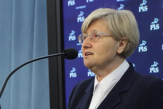 Józefa Hrynkiewicz domaga się przeprowadzenia czystki w urzędach.
