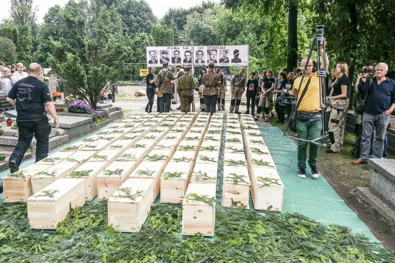 Ofiary represji komunistycznej w trumnach