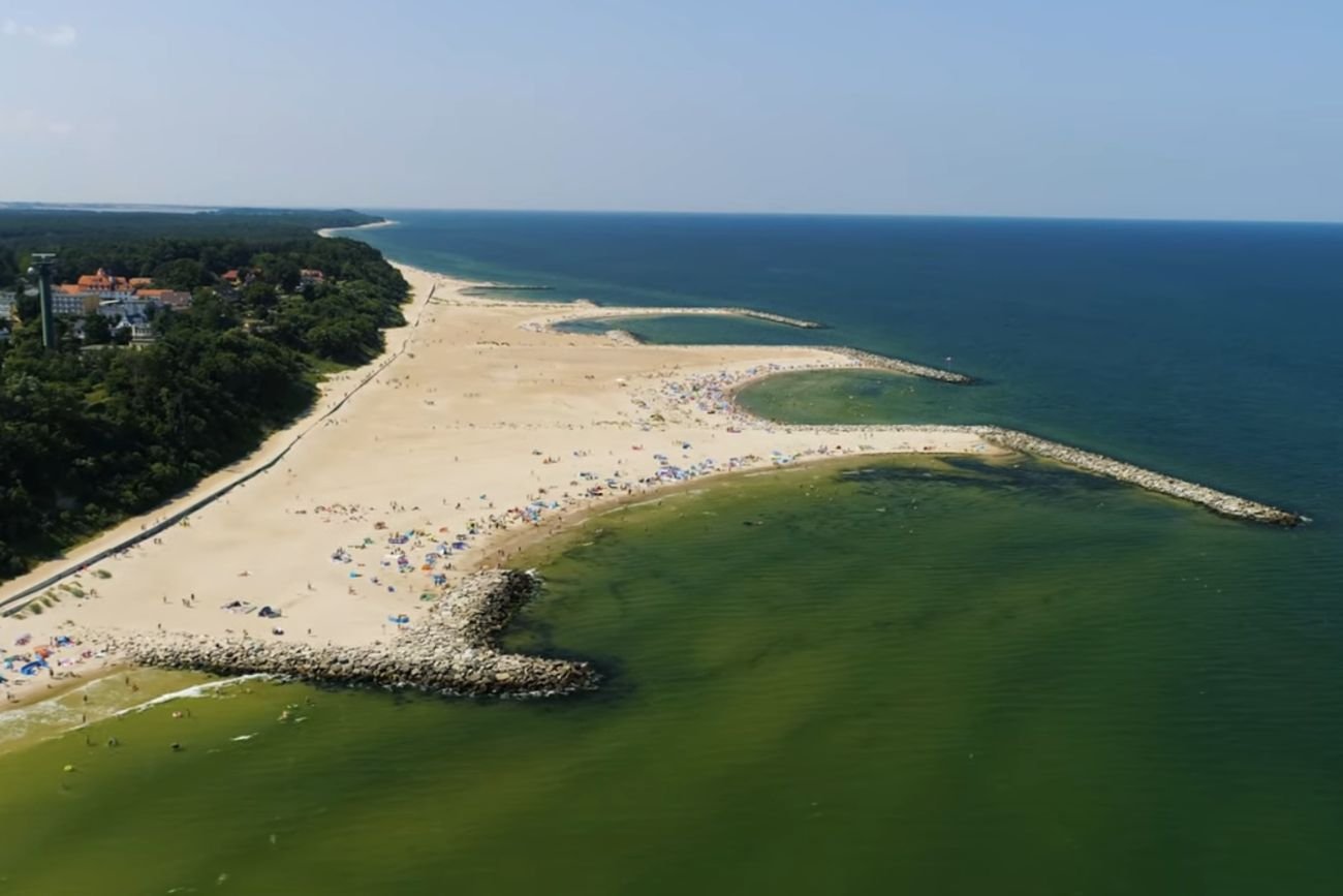 Jarosławiec dzięki sztucznej plaży nad Bałtykiem bywa nazywany "polskim Dubajem"