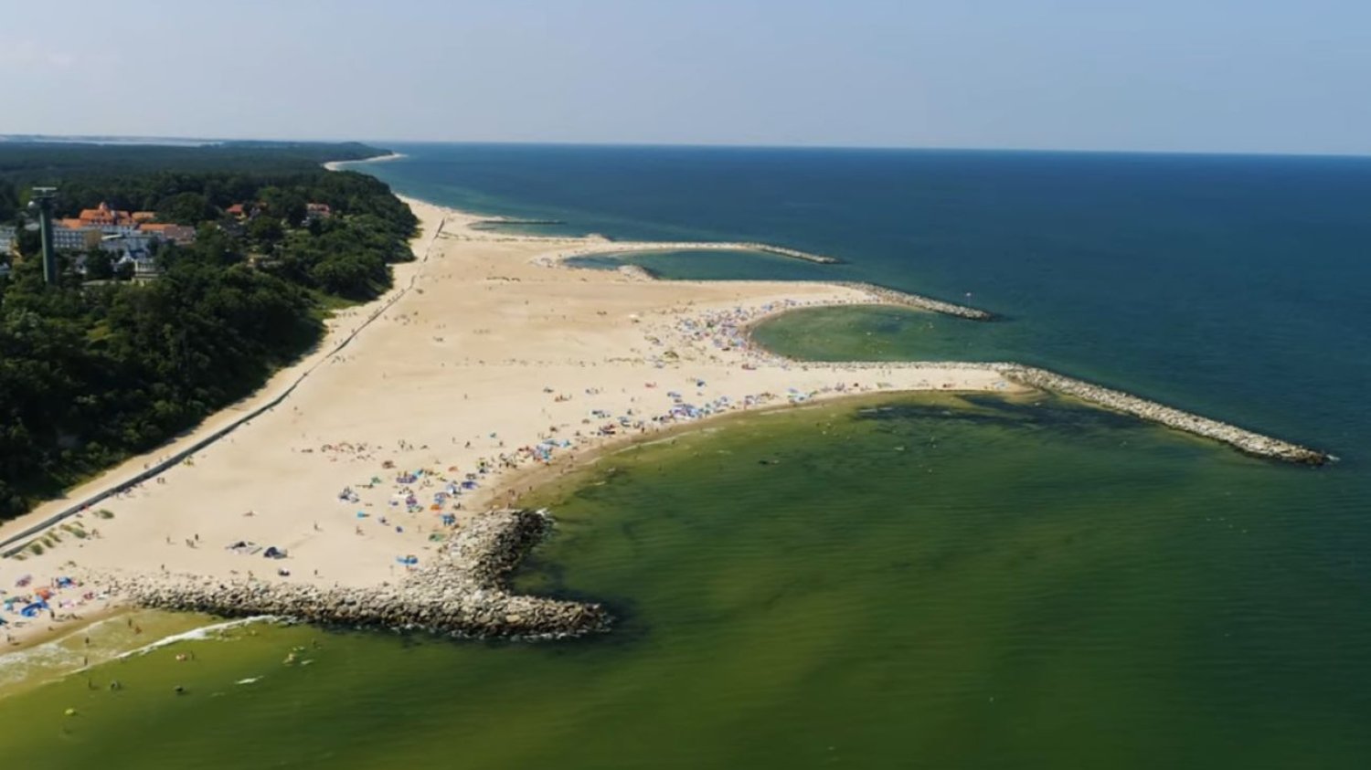 Jarosławiec dzięki sztucznej plaży nad Bałtykiem bywa nazywany "polskim Dubajem"