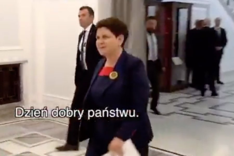 Dziennikarze próbowali zapytać Beatę Szydło o nagrody. No właśnie, próbowali.