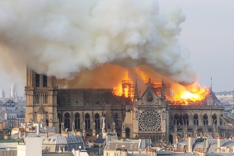 Prawicowy internauta pokazał eksperyment, który ma udowadniać, że przyczyną pożaru Notre Dame nie mogła być iskra.