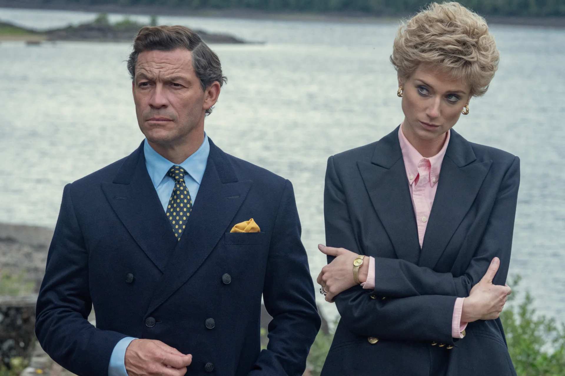 Dominic West jako książę Karol i Elizabeth Debicki jako księżna Diana w "The Crown 5"