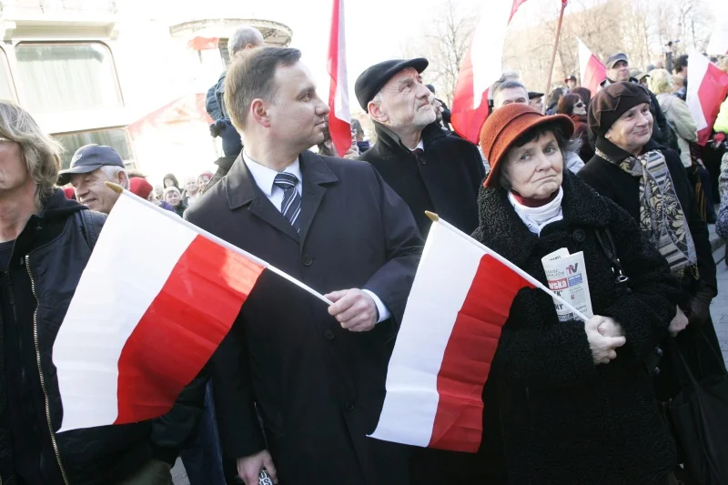 Andrzej Duda był aktywnym uczestnikiem rocznicowych demonstracji PiS na Krakowskim Przedmieściu. Przemilczał to w kampanii, ale przypomniał już w pierwszym wywiadzie.