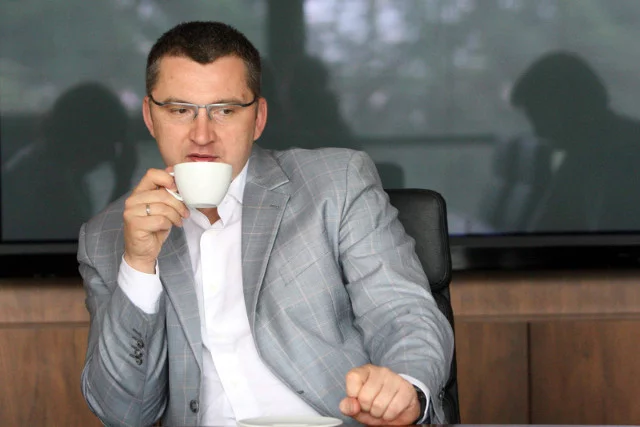 Oprócz zarabiania umie też oszczędzać pieniądze.