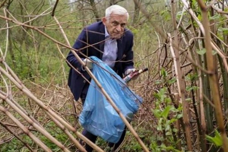 Jerzy Buzek zbierał śmieci ubrany w elegancki garnitur i białą koszulę.