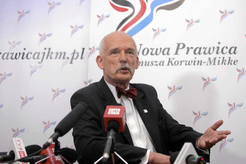 Janusz Korwin-Mikke często staje się przedmiotem teorii spiskowych.