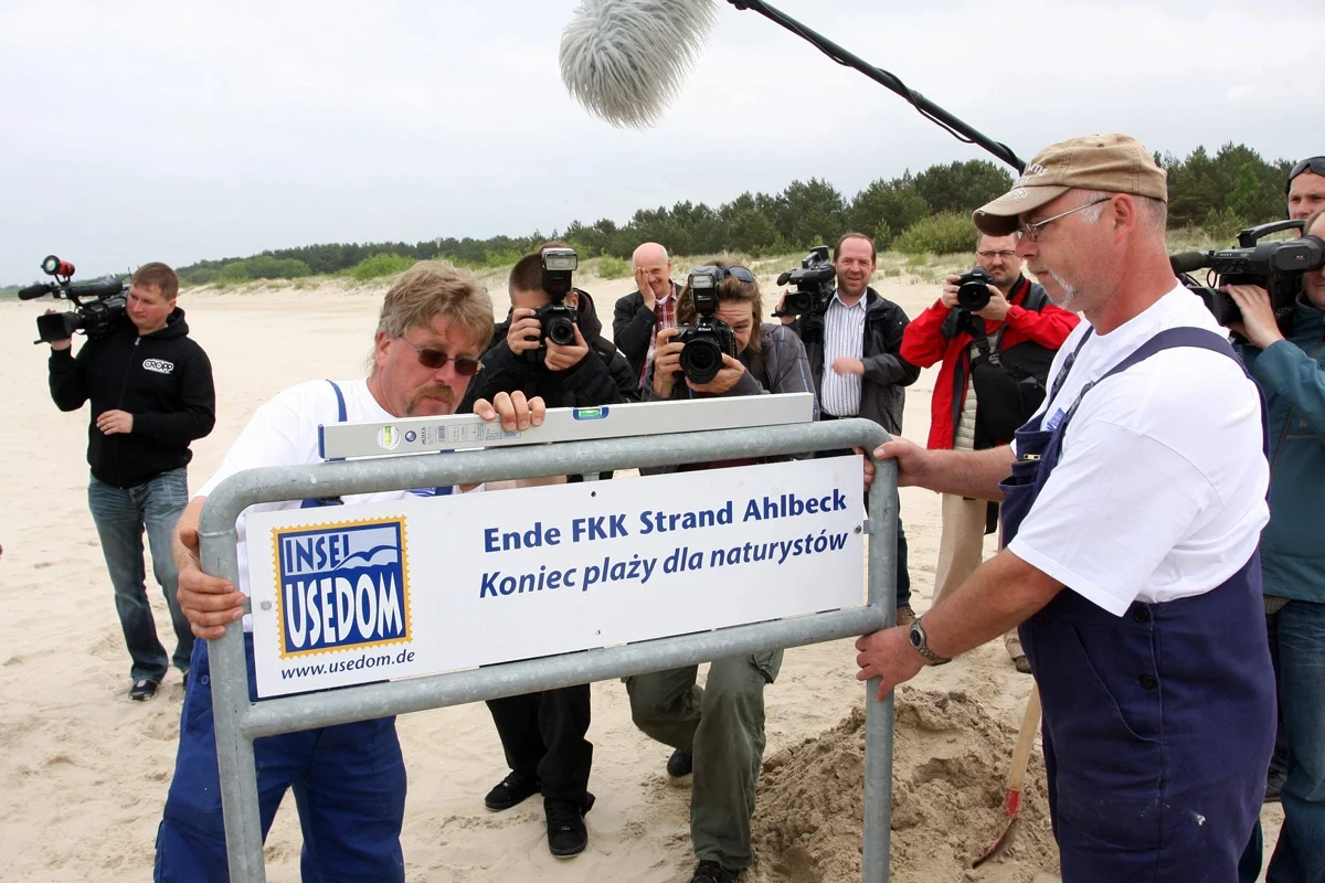 Świnoujska plaża nudystów jest miejscem gdzie kiedyś granica dzieliła narody, a teraz nagość je łączy.