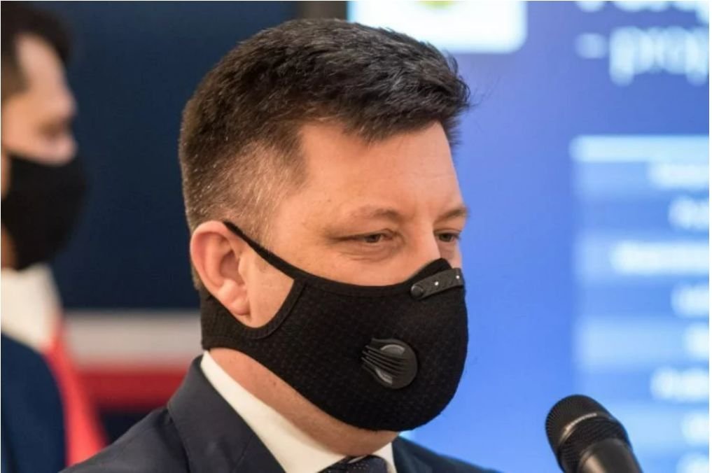 Michał Dworczyk poinformował w poniedziałek, że w ciągu ostatnich kilkunastu dni firma Johnson&Johnson zmniejszyła dostawę szczepionek do Polski o 450 tys. dawek.