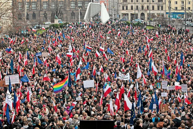 Ilu Polaków pojawiałoby się na manifestacjach KOD, gdyby części nie zniechęcał do tego strach?