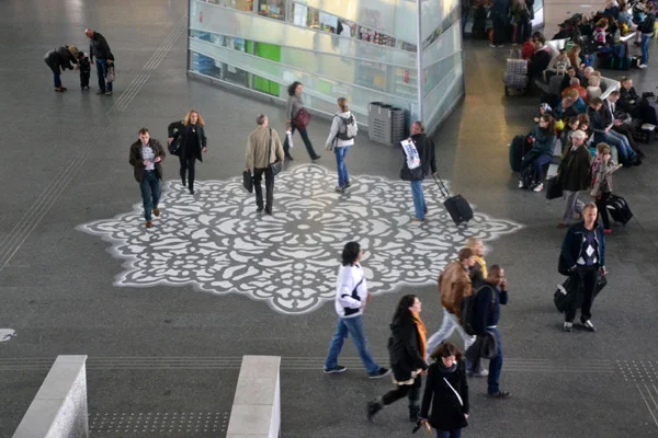 Piękny wandalizm. Dworzec centralny w Warszawie.
