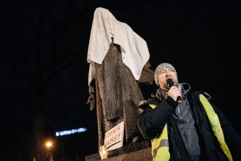 Emocje wokół pomnika ks. Jankowskiego w Gdańsku wcale nie cichną.