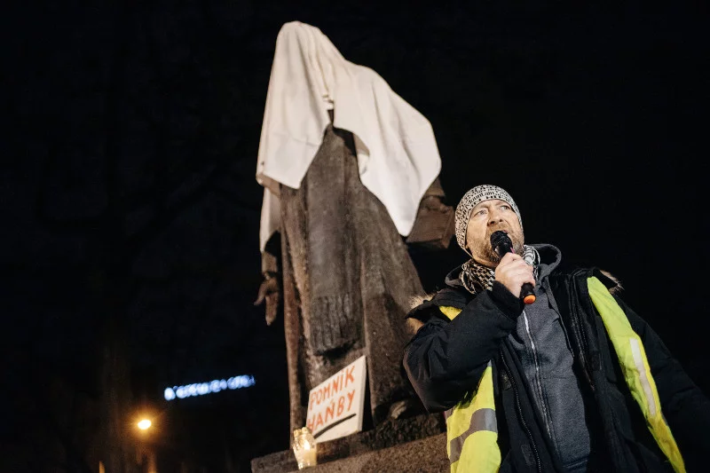 Emocje wokół pomnika ks. Jankowskiego w Gdańsku wcale nie cichną.
